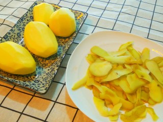 2、烤土豆泥,把土豆削皮。