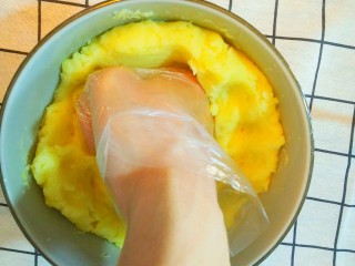 5、烤土豆泥,把土豆捣成土豆泥，捣的尽量细一些。