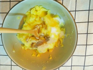6、烤土豆泥,土豆泥里加入糖，橄榄油，白胡椒粉。
