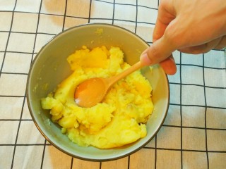 7、烤土豆泥,拿一把勺子，吧土豆泥和调料充分搅拌均匀。