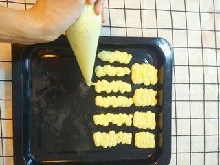 11、烤土豆泥,挤出自己想要的图形。