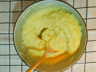 9、烤土豆泥,充分搅拌，成絮状，就可以了。