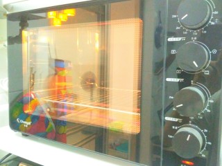 13、烤土豆泥,烤箱上下火200℃预热10分钟。