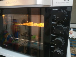 14、烤土豆泥,预热完毕后，把挤好图形的土豆泥放进烤箱，上下火230℃烤制25分钟。