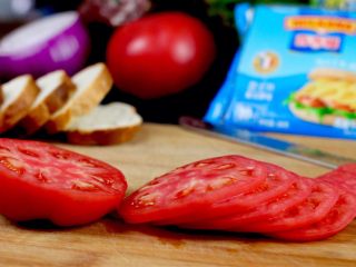 2、开放三明治,番茄片片