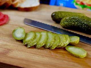 3、开放三明治,酸黄瓜切片