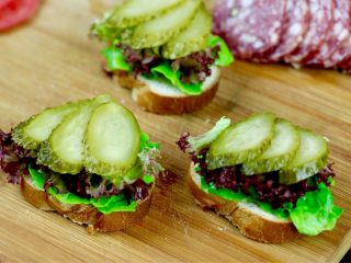 8、开放三明治,酸黄瓜片加在生菜上