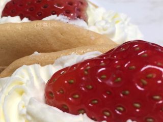 25、奶油小贝草莓????蛋糕,成品