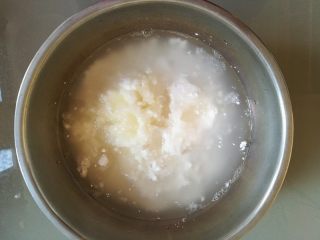 4、紫薯馅水晶饼,加入滚烫的开水