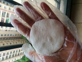 10、紫薯馅水晶饼,取其中的小面团按扁