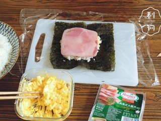 7、5分钟口袋饭团,再放上两片火腿片