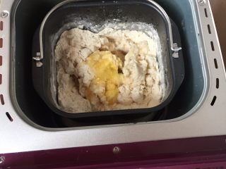 6、一发也能做出超级柔软的土司,启动面包机，一个程序，和面，15分钟；