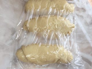 11、一发也能做出超级柔软的土司,盖上保鲜膜，静置15分钟；