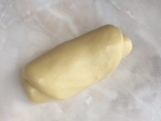 10、一发也能做出超级柔软的土司,擀成长舌状；从下往上卷起来；依次做好其余的；