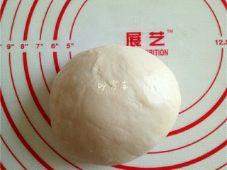 3、酱香春卷,再揉成光滑的面团;