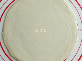 8、酱香春卷,用擀面杖将面皮来回擀成薄面片;面皮大小看个人需要;