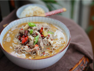 10、肥牛金针菇,盛碗。盖在刚刚捞出的金针菇上面。