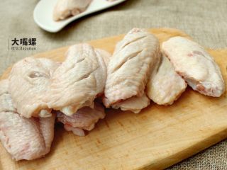 2、劲脆特制炸鸡翅丨大嘴螺,用刀给鸡翅来上几刀,方便入味