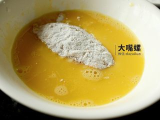7、劲脆特制炸鸡翅丨大嘴螺,第二步放入鸡蛋液内,裹上之后迅速取出