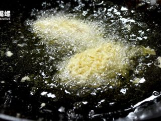 11、劲脆特制炸鸡翅丨大嘴螺,待油6到7成热时放入鸡翅,中火炸2到3分钟即可,如果喜欢酥脆一点的还可以复炸一次,复炸时间在10秒左右就好,切勿炸太久,方便面会糊掉的哦