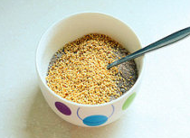 3、糖三角,将白芝麻炒熟后加入到红糖和面粉中。