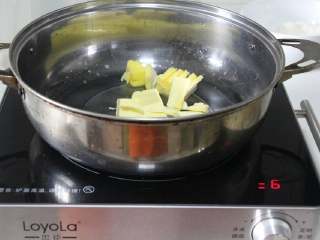 2、沙丁鱼咸奶油泡芙,黄油,水和盐称好,倒锅中小火加热。