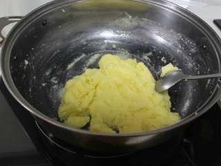 5、沙丁鱼咸奶油泡芙,面粉搅拌均匀没有生的颗粒就行。