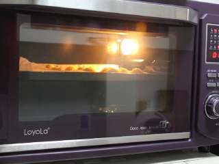 9、沙丁鱼咸奶油泡芙,烤箱提前预热,200度烤十分钟,当泡芙膨胀起来.降低温度180度继续烤25分钟即可。