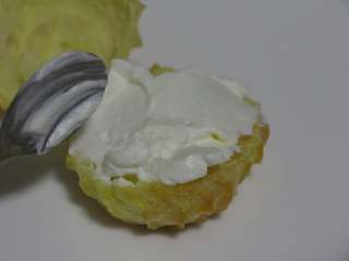 13、沙丁鱼咸奶油泡芙,抹入打发好的淡奶油。