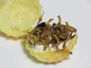 14、沙丁鱼咸奶油泡芙,加入沙丁鱼。