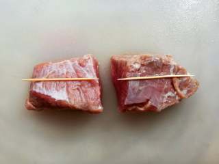 1、孜然牛肉串,牛肉先切成牙签长的大小方块