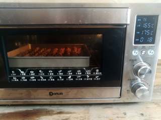 11、孜然牛肉串,牛肉串再次放回烤箱中下层，上火165度，下火175度烤18分钟