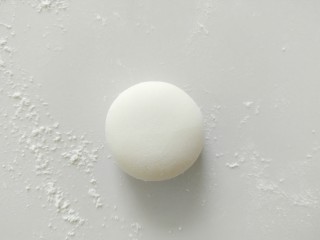 4、小白象花样馒头,白面团，揉成圆形的面团，如图所示。