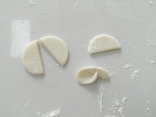 6、小白象花样馒头,然后，一切两半，一半对折，做成耳朵。