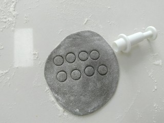 7、小白象花样馒头,再用圆形模具，压出眼睛。