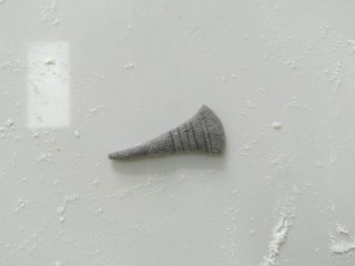 8、小白象花样馒头,最后用剩下黑面团，搓成小白象的鼻子。