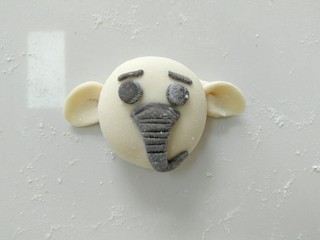 11、小白象花样馒头,在粘上小白象的鼻子，然后弯出一个弯。冷水上锅蒸，开中小火哦！