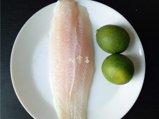 1、柠香鱼柳,备好食材：鱼柳，青柠檬； 