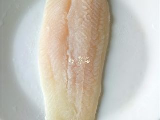 3、柠香鱼柳,调入适量盐；