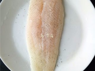 4、柠香鱼柳,再调入适量现磨黑胡椒粉；