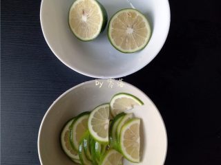6、柠香鱼柳,青柠檬洗净后，一个青柠檬对半切开，一个青柠檬切半圆片；