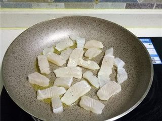 9、柠香鱼柳,放入鱼柳；