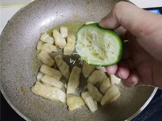 12、柠香鱼柳,挤入青柠檬汁；