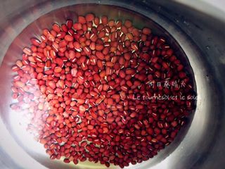 1、驴打滚,先做红豆沙：红豆适量，加3倍的水置于高压锅中。加热至高压锅上气（气阀转动），立即停火。