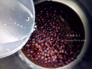 2、驴打滚,等待高压锅稍微冷却，揭开锅盖，再加一点水，盖盖继续焖煮至上气，立即关火。此时红豆就完全压烂啦～（这是一个煮豆类的小窍门，非常简单，而且省能源，量大也不怕堵气阀！）