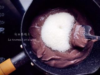 3、驴打滚,用料理机将红豆磨成泥，加适量白砂糖，小火翻炒。（减肥/糖尿病可以加木糖醇代替砂糖）