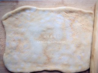 8、驴打滚,用豆粉做手粉，趁热将糯米团擀开。（冷了就硬了）