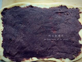 9、驴打滚,均匀的涂上红豆沙。