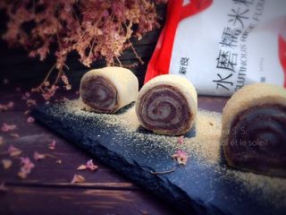 11、驴打滚,切开是这样滴！很Q弹，自己炒的红豆沙非常好吃^_^