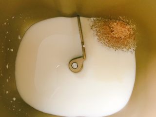 1、超级松软的牛奶小餐包,将冷藏过的牛奶倒入面包机桶内,斜角一侧放入盐,一侧放入赤砂糖,我用的是赤砂糖哦,不是白糖,再加上油类,所以面团颜色稍微黄一点哦!